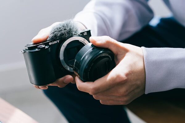 Sony Alpha ZV-E10 | Appareil photo vidéo hybride APS-C Vlog avec optique zoom motorisée 16-50mm f/3.5-5.6 (écran orientable pour le vlogging, vidéo 4K, autofocus en temps réel sur les yeux) Gris