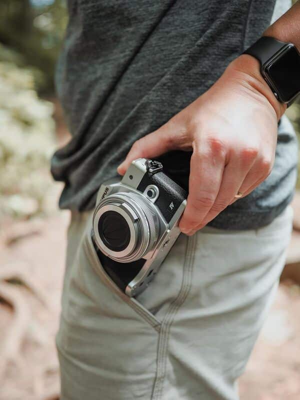 Kit d'appareil photo Micro Four Thirds Olympus OM-D E-M10 Mark IV, capteur 20 MP, viseur électronique, vidéo 4K, Wi-Fi - Comprend l'objectif M.Zuiko Digital ED 14-42mm F3.5-5.6 Pancake argent