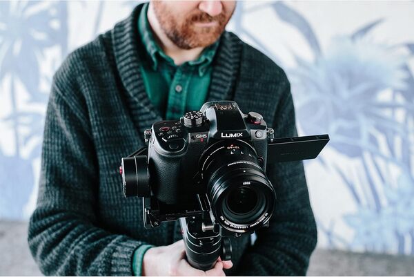 Panasonic Lumix GH5M2 | Appareil photo Hybride Expert (Capteur 4/3 20.3MP, Double stab., Écran orient. tact., AF DFD 225 Zones, C4K 60p/4:2:2 10bit, Live Stream., Tropicalisé) Noir – Version Française