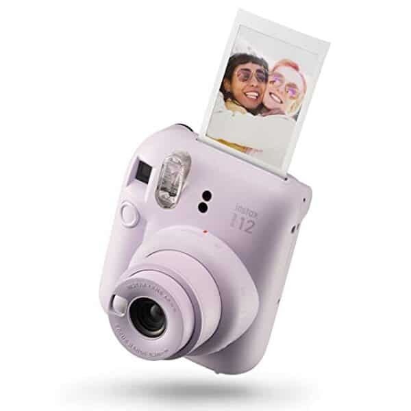Découvrez les caractéristiques et l'expérience utilisateur de l'appareil photo instantané Fujifilm Instax Mini 12 lilas avec ses 40 pellicules incluses pour des souvenirs inoubliables.