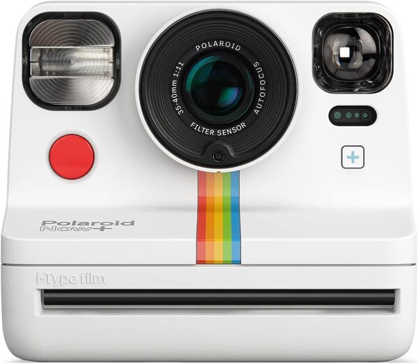 Découvrez l'expérience de photographie instantanée avec le Polaroid Now+, un appareil photo i-Type noir offrant des fonctionnalités innovantes et un design sleek pour des souvenirs uniques